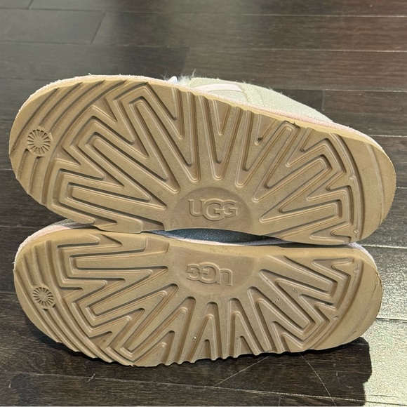 Girls Uggs Gita Silver Metallic boots - Picture 7 of 11